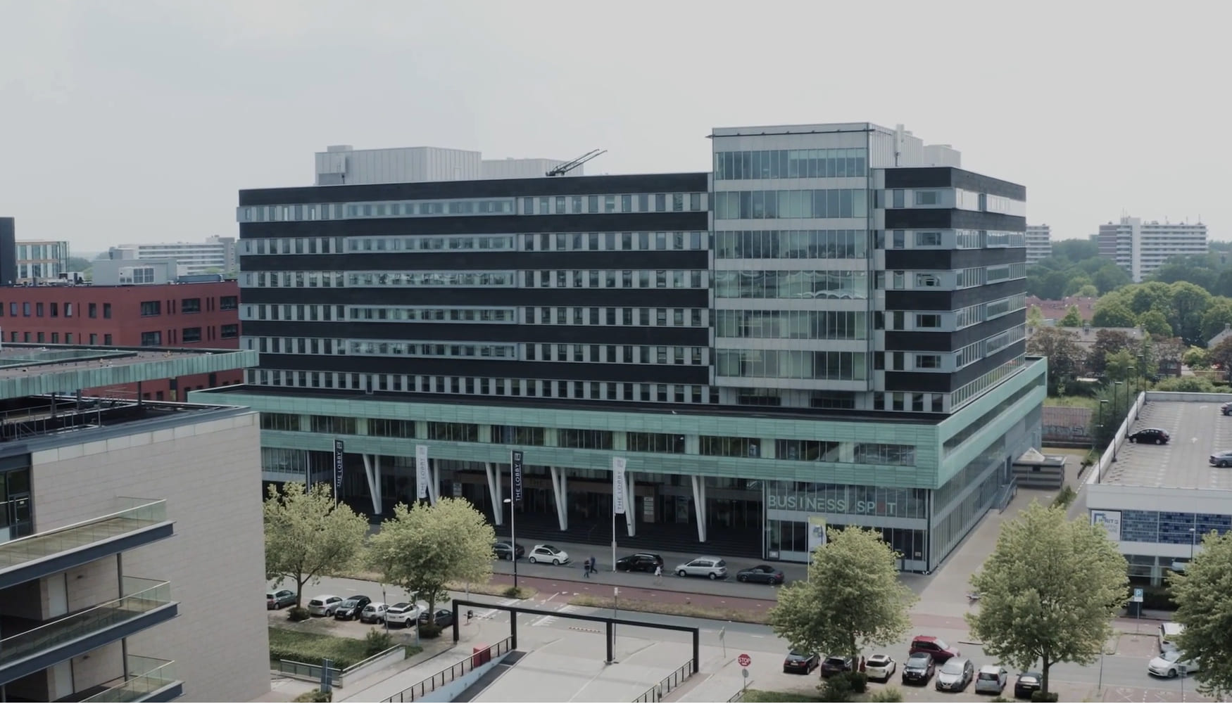 Modern kantoorgebouw waar het team van Claimhof Recruitment werkt